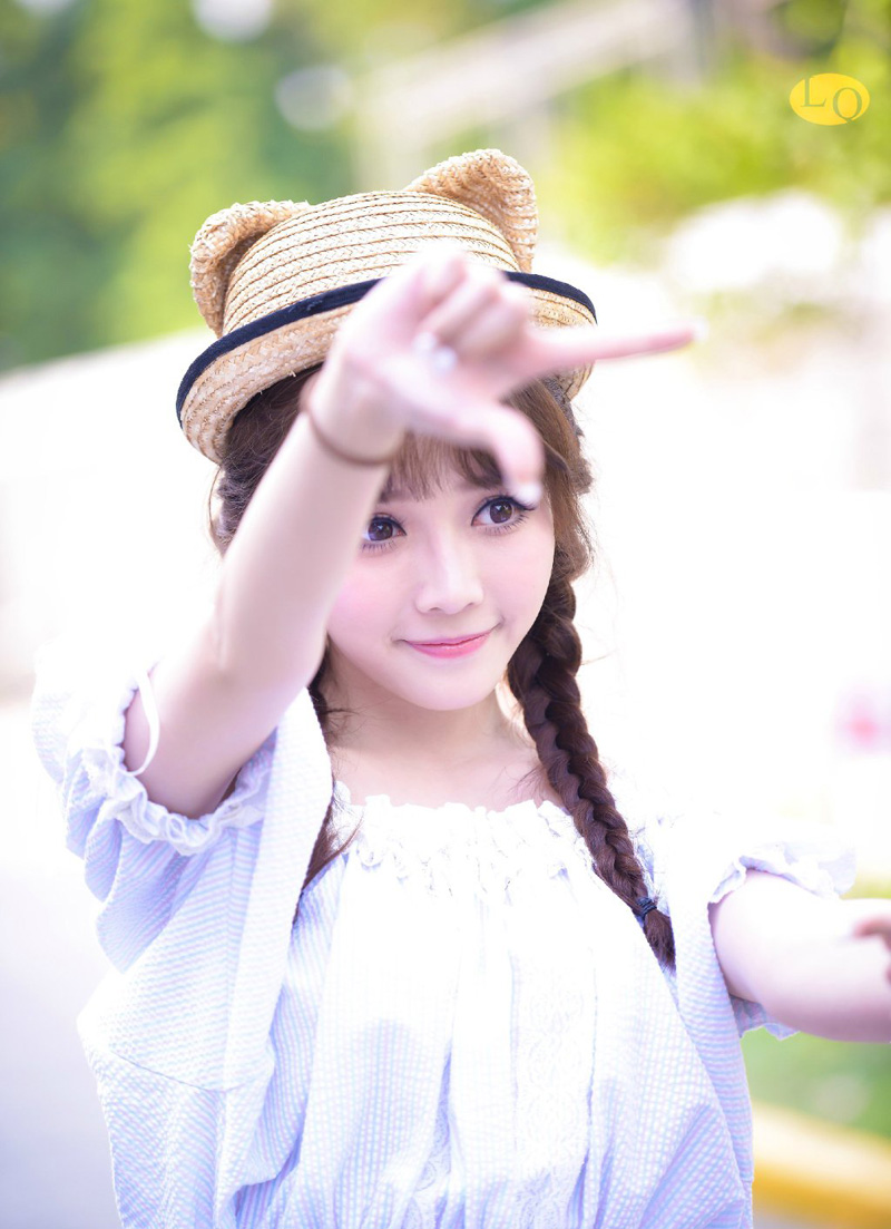 面对人生，与其防守，不如进攻，等待着别人为我们提供意义及价值上的安全感，不如自己去追寻———拿人生去冒险更为合理，就像与其我们等待一个爱人找我们，不如我们主动去找他们。被追求的苦恼在于，追求我们的人，多半不是我们所愿意的，我们可以去追求我们认为理想的人。坐等一切来临更像植物。——韩寒《所有人问所有人》